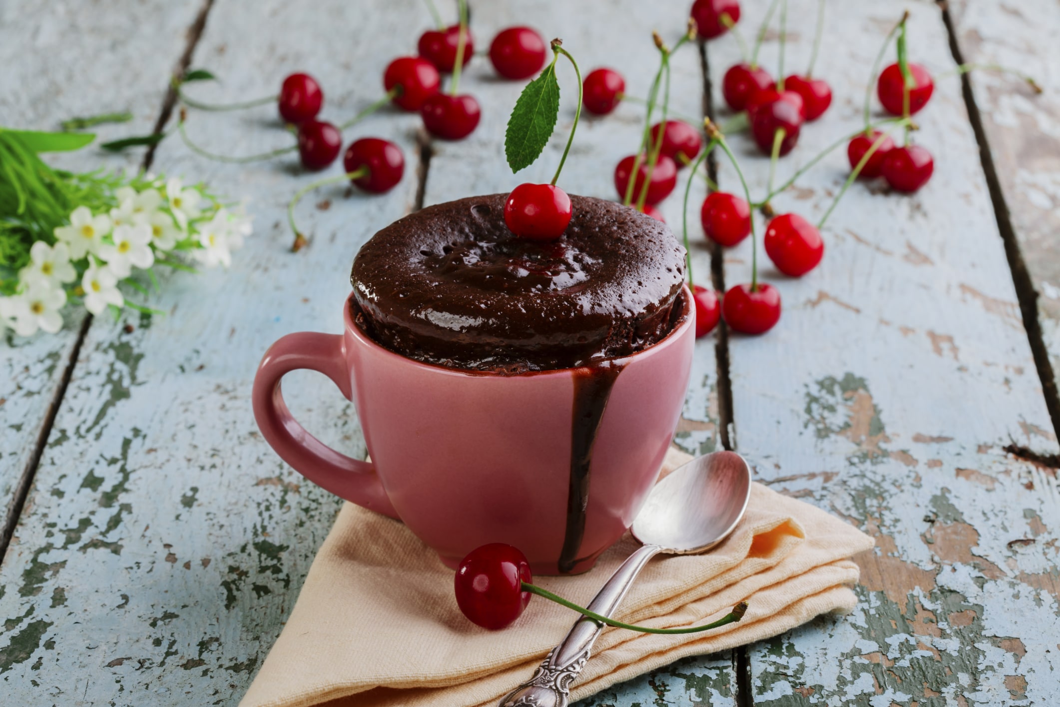 Сладости в микроволновке. Кекс в кружке. Десерт в шоколадной кружке. Шоколадный кекс в чашке. Кофе с вишней.
