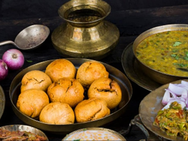 राजस्थानी खाने के हैं शौकीन तो जरूर ट्राई करें ये 5 डिश, करते नहीं थकेंगे तारीफ राजस्थानी खाने के हैं शौकीन तो जरूर ट्राई करें ये 5 डिश, करते नहीं थकेंगे तारीफ