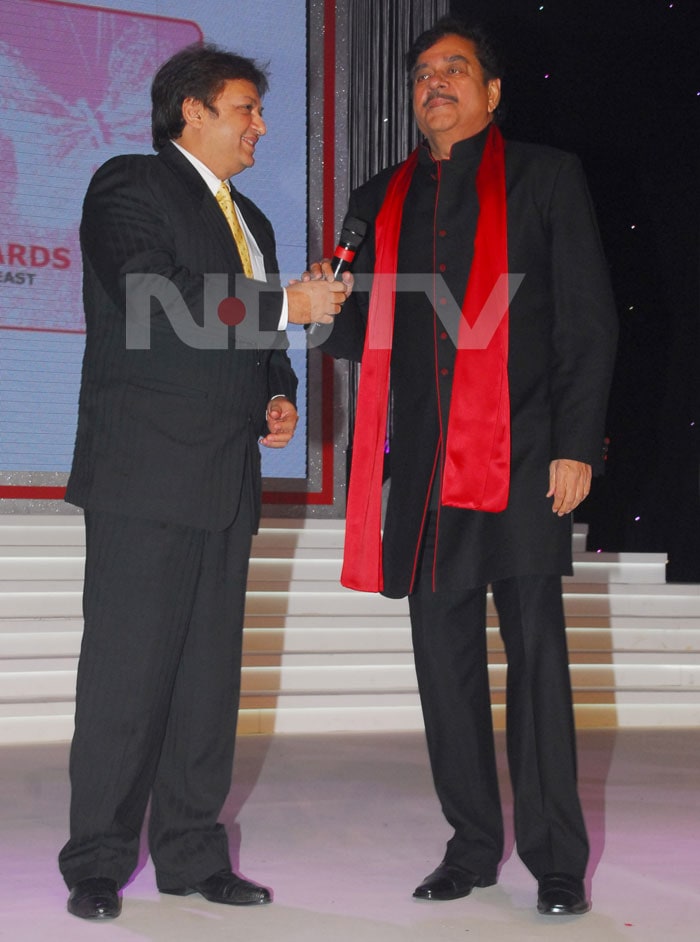 Shashi Ranjan hands Shatrughan Sinha the microphone.