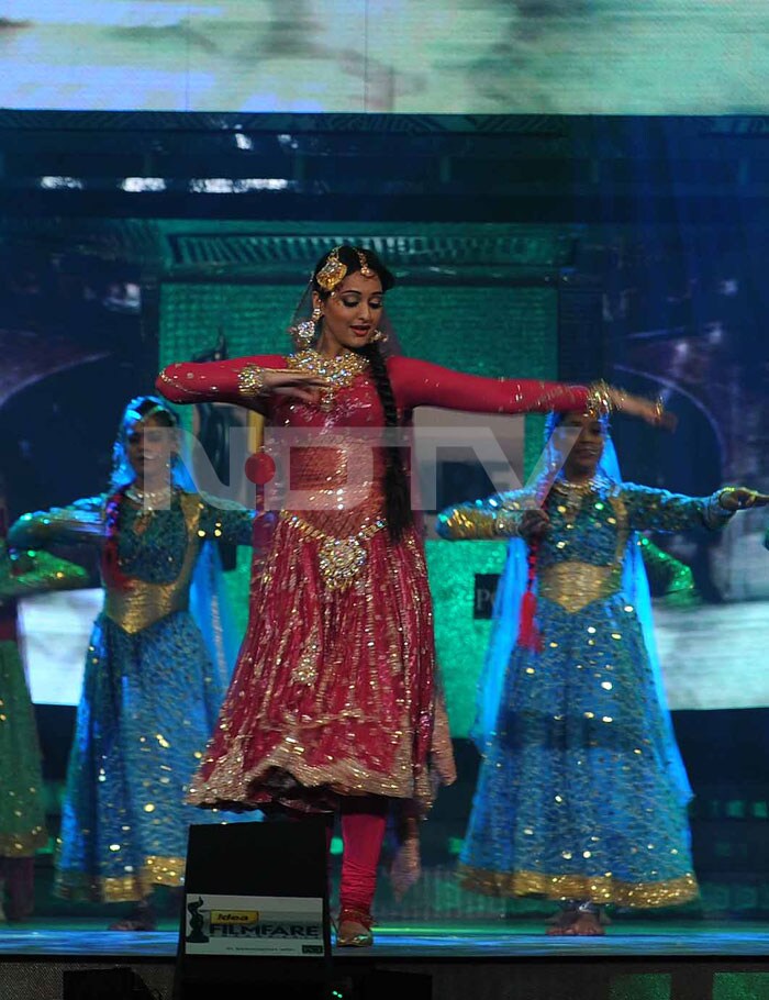 Priyanka, Sonakshi Perform at 56th Filmfare Awards