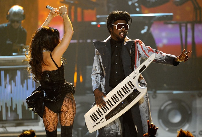 Singers Fergie (L) and will.i.am of The Black Eyed Peas perform onstage at the 2009 American Music Awards at Nokia Theatre L.A. Live on November 22, 2009 in Los Angeles, California. (Photo: AFP)