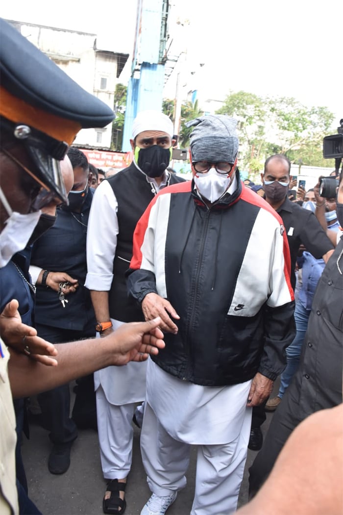 Amitabh And Abhishek Bachchan Attend Dilip Kumar\'s Funeral