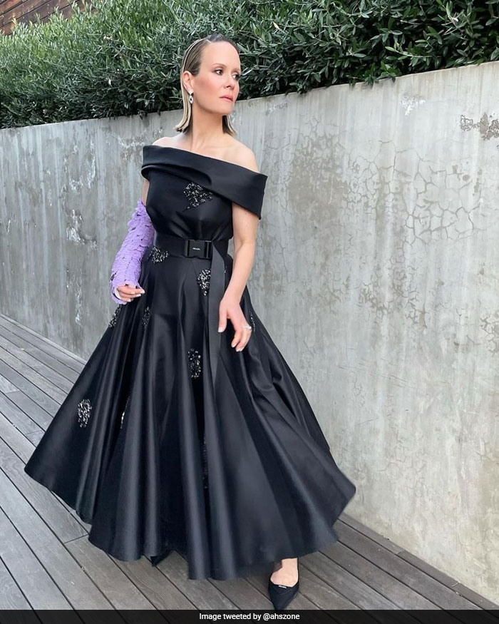Sarah Paulson, who suffered a hand injury recently, styled her cast in purple. For the dress, she picked a black number from Prada. Sarah Paulson was nominated for her show <I>Ratched</i>. (courtesy <a href=" https://twitter.com/ahszone" target="_blank" rel="nofollow" > ahszone </a>)