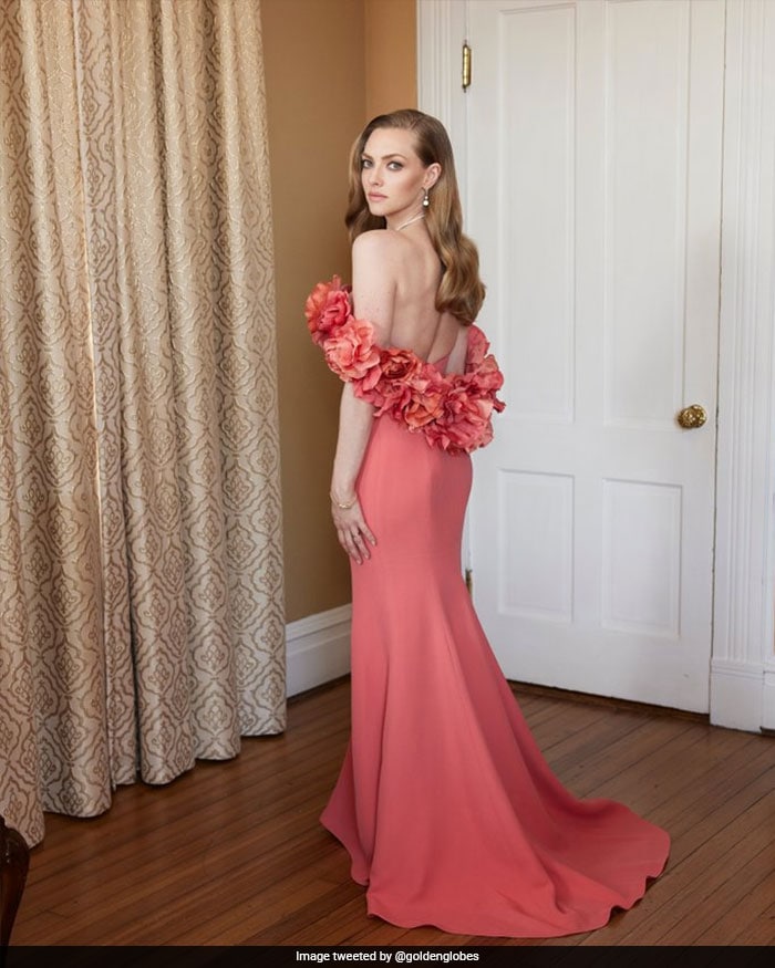An Oscar de la Renta never looked this gorgeous - that's Amanda Seyfried posing at home. She was nominated for Best Supporting Actress (Film). (courtesy <a href="https://twitter.com/goldenglobes" target="_blank" rel="nofollow" >goldenglobes</a>)