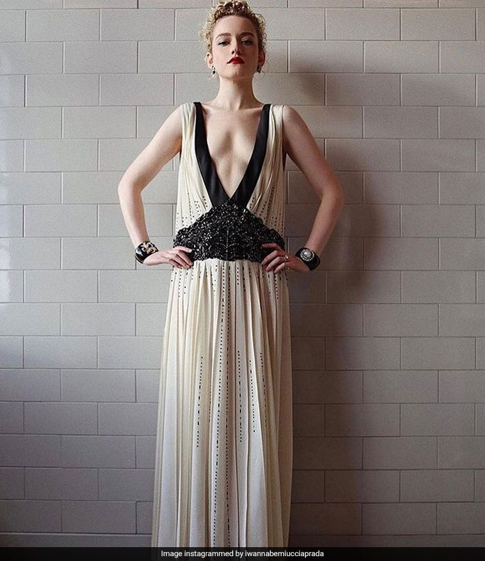 Julia Garner, who was nominated for <I> Ozark</i>, too opted for a Prada ensemble with a plunging neckline. (courtesy <a href=" https://www.instagram.com/iwannabemiucciaprada/ " target="_blank" rel="nofollow" > iwannabemiucciaprada </a>)