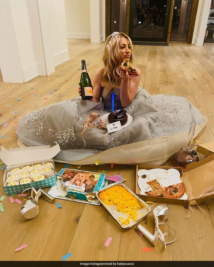 After a red carpet moment by the pool, Kaley Cuoco had quite a feast in the living room. All the while dressed up in Oscar de la Renta. (courtesy <a href=" https://www.instagram.com/kaleycuoco/ " target="_blank" rel="nofollow" > kaleycuoco </a>)