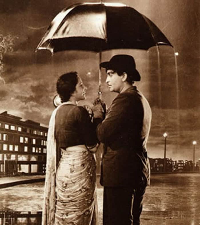 The three best things about India - saris, Bollywood and of course the monsoon often come together. We bring you the Bollywood beauties who went wet and wild in saris. The most iconic moment in Bollywood history is the song <I>Pyaa hua iqraar hua</i> featuring the beautiful Nargis is a simple yet elegant sari.