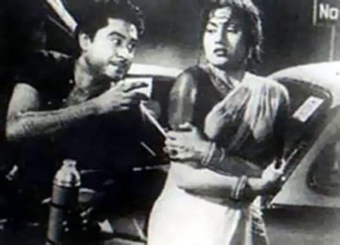 Madhubala looked as beautiful as ever in the song <I>Ek ladki bheegi bhaagi si</i> from the film <I>Chalti Ka Naam Gaadi</i>.
