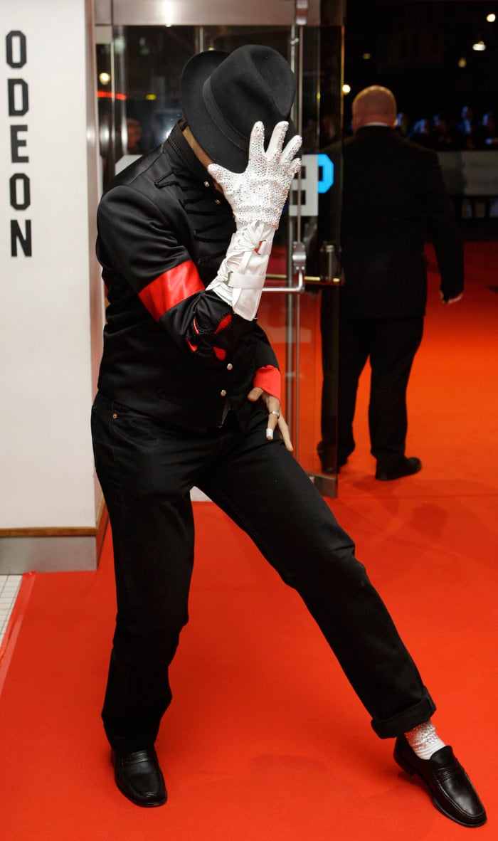 A Michael Jackson impersonator arrives at London's Leicester Square Odeon West End Cinema for the British Premiere of Michael Jackson's &quot;This Is It.&quot; (Photo: AP)