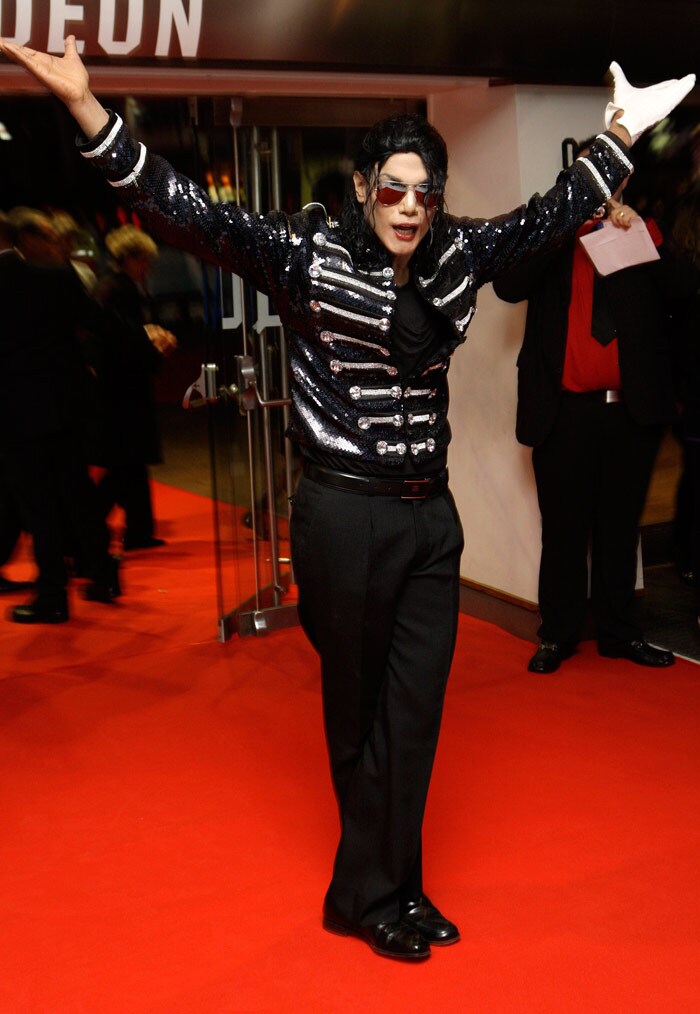 A Michael Jackson impersonator arrives at London's Leicester Square Odeon West End Cinema for the British premiere of Jackson's "This Is It". (Photo: AP)