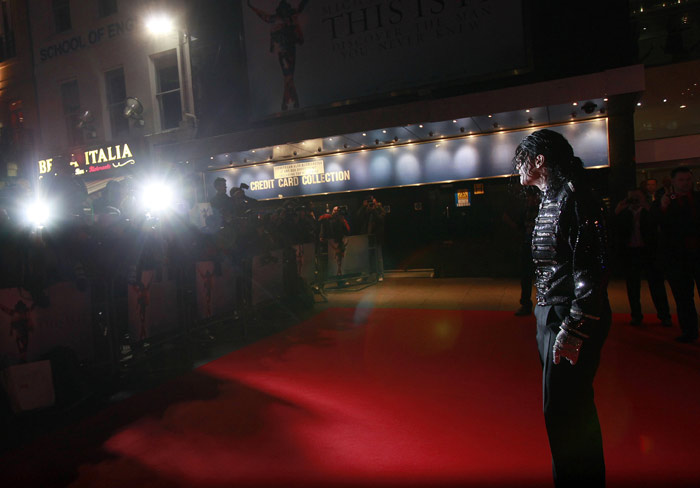 In this photo released by Sony Pictures, a Michael Jackson impersonator arrives at his "This Is It" film premiere held in London's Leicester Square. (Photo: AP)