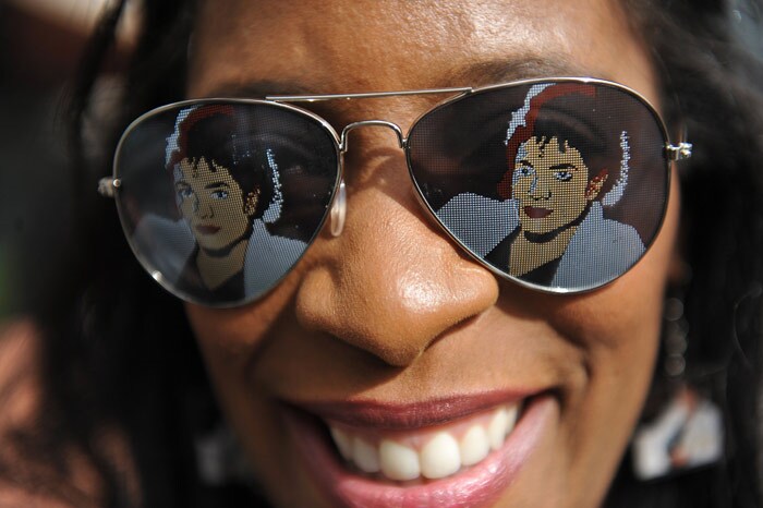 Fan Michelle Stevenson arrives for the world premiere of the Michael Jackson movie ?This is it? at the Nokia Theatre on October 27, 2009 in Los Angeles. (Photo: AFP)