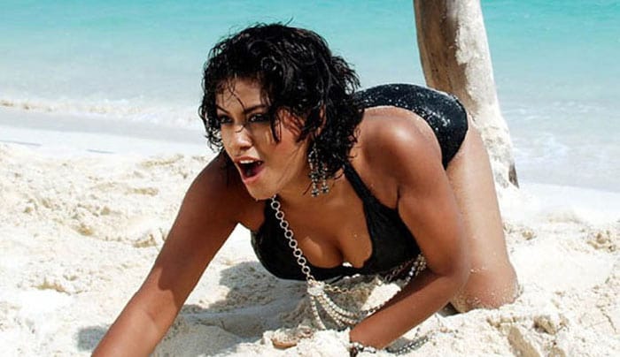 So if Mallika Sherawat can create hisss-tory, so can Mumait Khan.