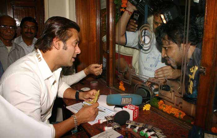 Salman turns a ticket seller