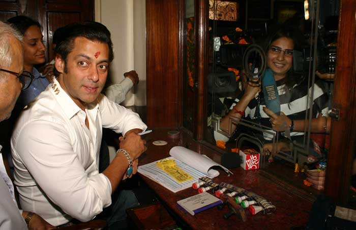Salman turns a ticket seller