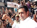 Photo : Salman sells tickets 