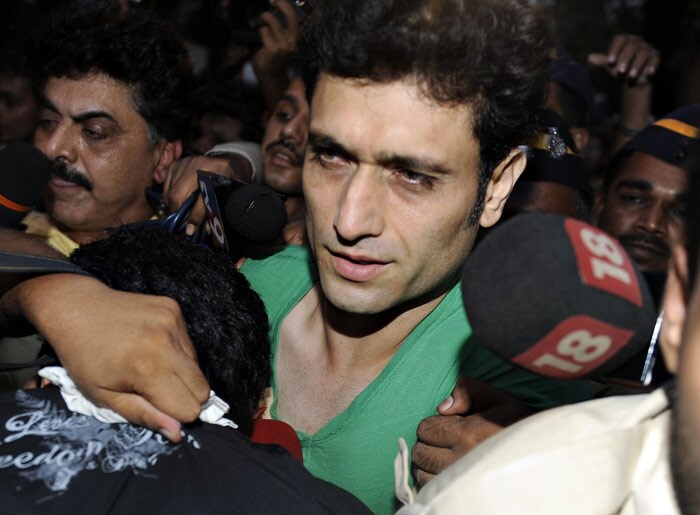 Bollywood actor Shiney Ahuja (C) exits the Arthur Road Jail in Mumbai on October 3, 2009. Ahuja, who was arrested on June 15 for allegedly raping his nineteen-year-old housemaid and held in prison for nearly four months, was granted bail on October 2 and will return to Delhi for his trial. (Photo: AFP)