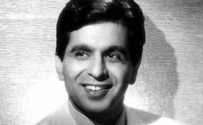 बॉलीवुड के दिग्गज अभिनेता दिलीप कुमार का निधन हो गया है. लंबी बीमारी के बाद 98 वर्ष की आयु में मुंबई के एक अस्पताल में उन्‍होंने अंतिम सांस ली.