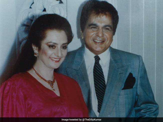 दिलीप कुमार ने साल 1966 में अभिनेत्री सायरा बानों से शादी की थी. यह फोटो दिलीप कुमार के ट्विटर अकाउंट @TheDilipKumar से ली गई है.