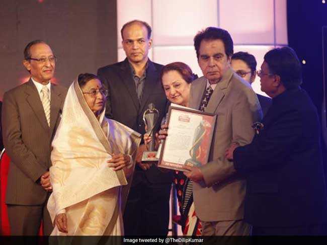 दिलीप कुमार को दादा साहब फाल्के पुरस्कार के अलावा पद्म भूषण, पद्म विभूषण और पाकिस्तान का सर्वोच्च नागरिक सम्मान 'निशान-ए-इम्तियाज' से भी सम्मानित किया जा चुका है. यह फोटो दिलीप कुमार के ट्विटर अकाउंट @TheDilipKumar से ली गई है.
