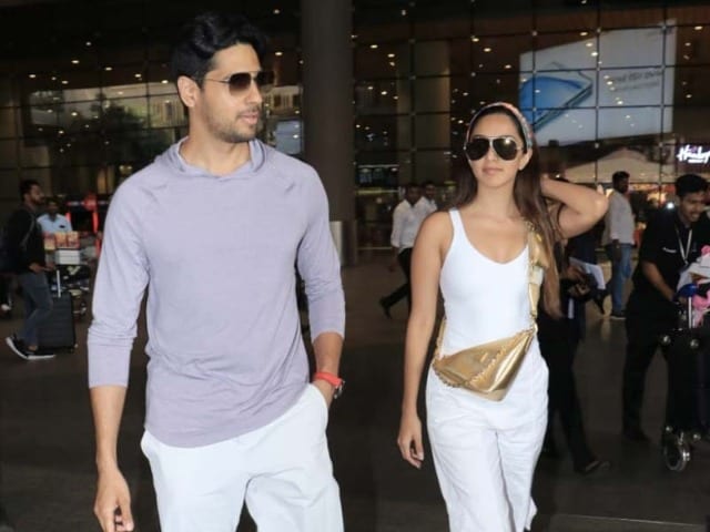 Photo : A Crowded Day At The Airport, Featuring Newlyweds Kiara-Sidharth