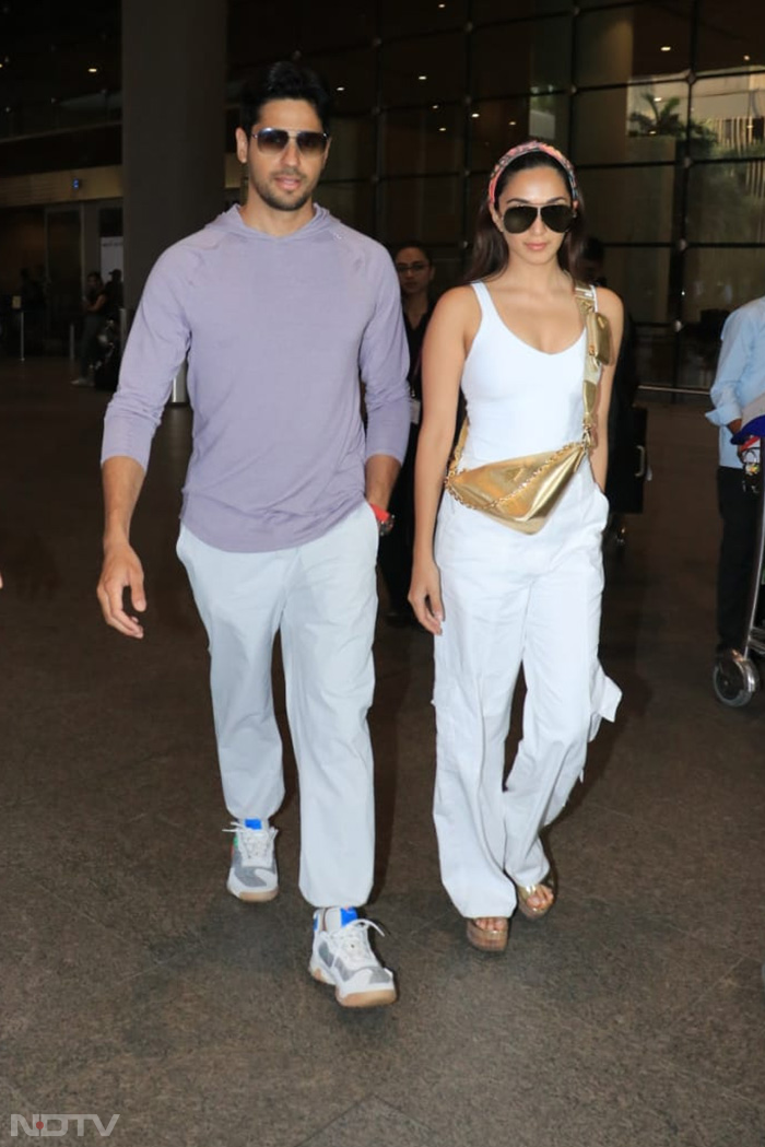 Newlyweds Kiara Advani and Sidharth Malhotra were pictured at the Mumbai airport. (Image courtesy: Varinder Chawla)