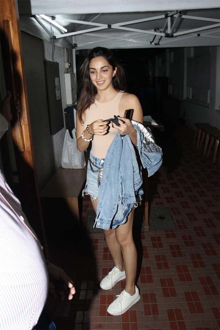 Kiara Advani was pictured outside an eatery in Bandra.  (Image courtesy: Varinder Chawla)