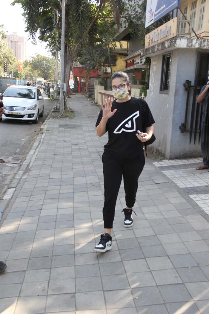 Sunny Leone waved at the paparazzi as she exited a clinic in Bandra.  (Image courtesy: Varinder Chawla)