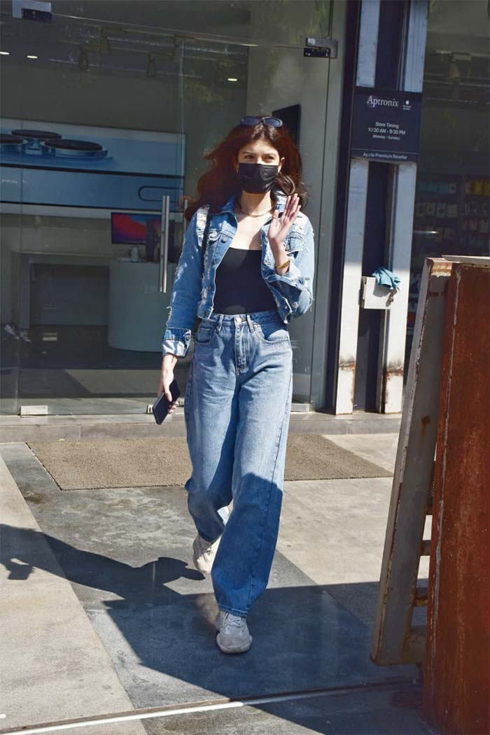 Shanaya Kapoor was spotted outside a shop in Juhu. She looked chic in a black tee, wide-leg jeans and denim jacket.   (Image courtesy: Varinder Chawla)