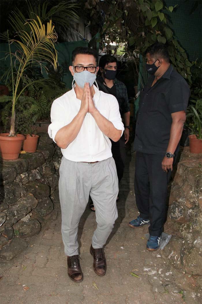 Aamir Khan was spotted in Bandra.  (Image courtesy: Varinder Chawla)