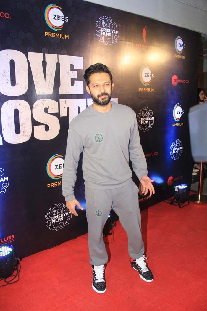 Vatsal Sheth wore a grey outfit for his day out.