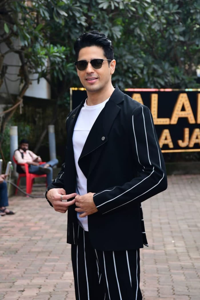 The <i>Thank God</i> actor looked dapper in a black suit. (Image courtesy: Varinder Chawla)