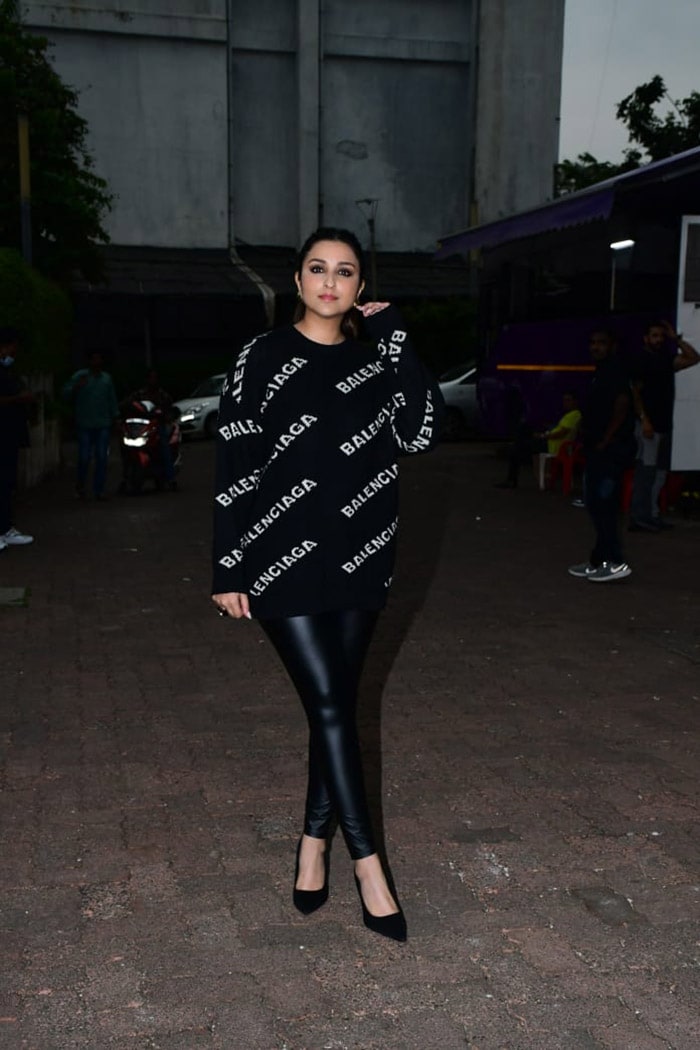 Parineeti sported an all-black look to promote her film. (Image courtesy: Varinder Chawla)