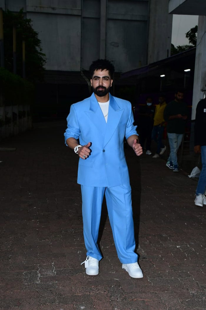 Harrdy Sandhu looked uber cool in a blue suit. (Image courtesy: Varinder Chawla)