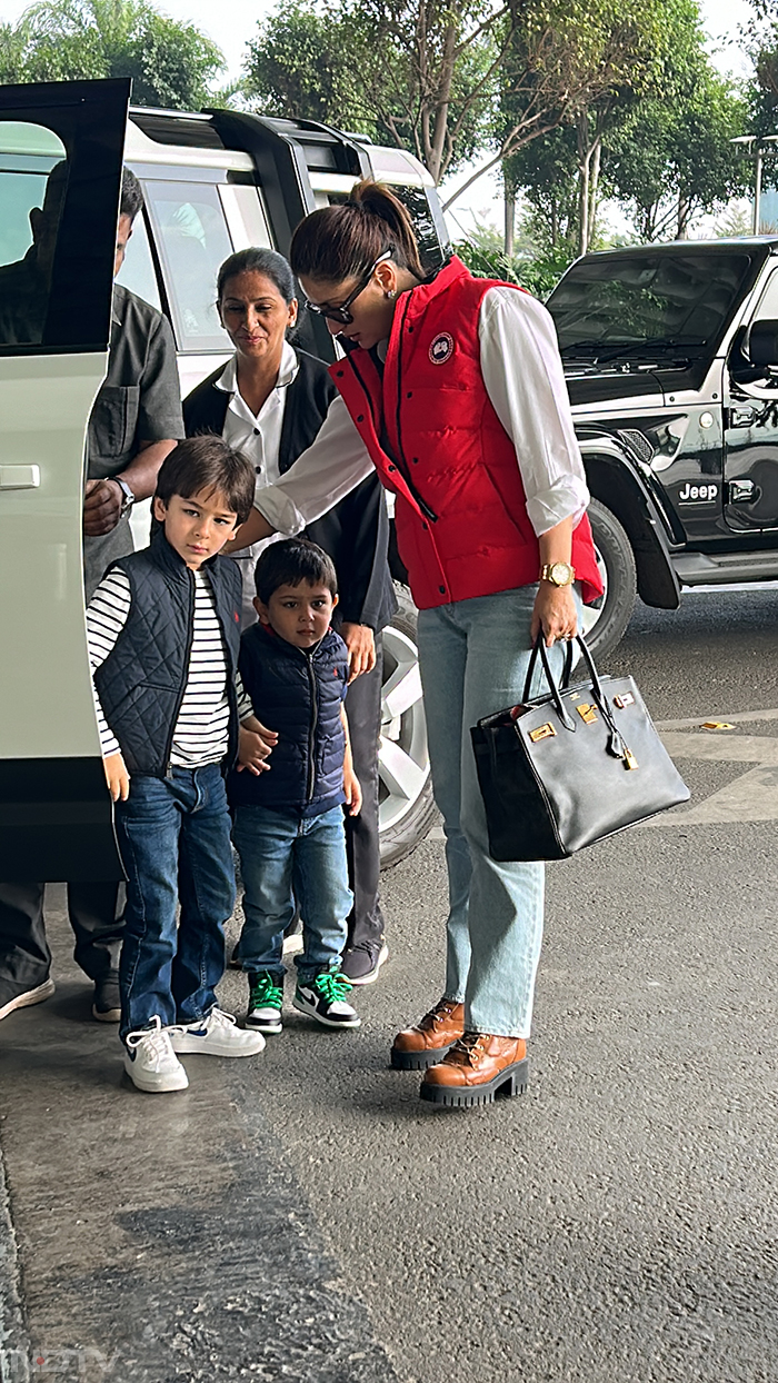 Here's an adorable picture of Kareena Kapoor and her sons.  (Image Courtesy: Varinder Chawla)