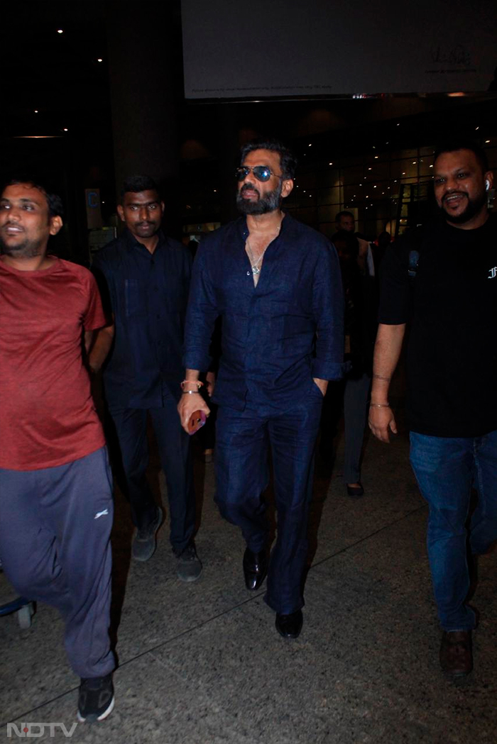 Suniel Shetty was all smiles at the airport. (Image Courtesy: Varinder Chawla)