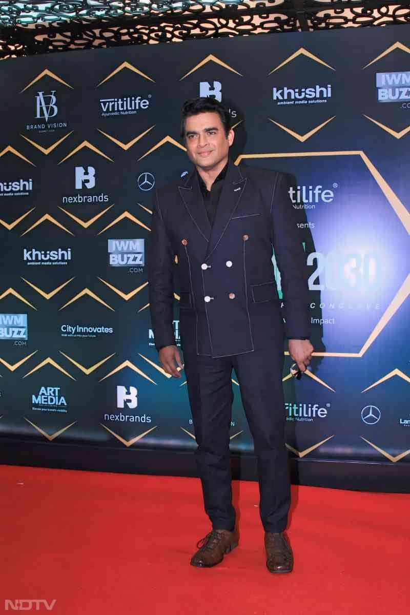 R Madhavan looked suave in a royal blue blazer (Image Courtesy: Varinder Chawla)