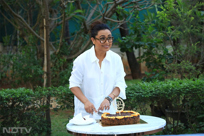 Rani Mukerji was all smiles as she cut her birthday cake with the paparazzi. (Image courtesy: Varinder Chawla)