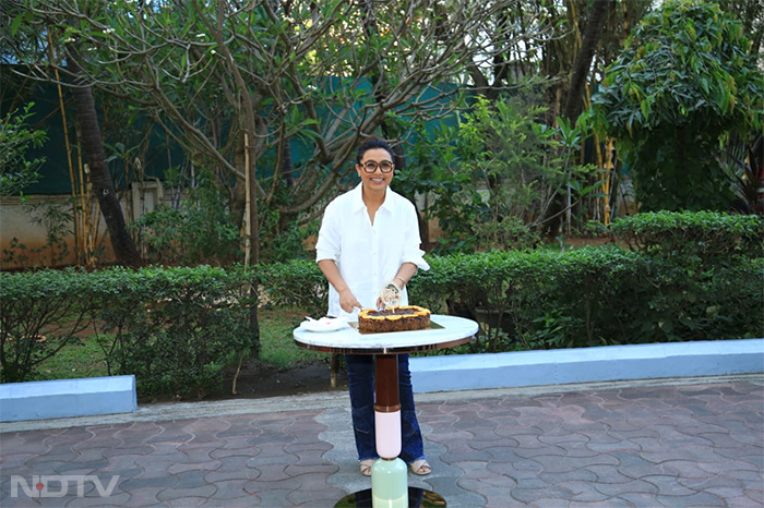 The actress was all smiles as she cut her cake on Monday. (Image courtesy: Varinder Chawla)