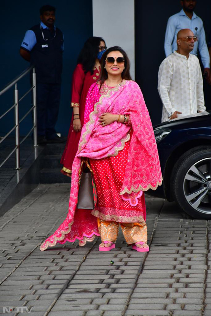 On Tuesday morning, Rani Mukerji was clicked at the Mumbai airport. (Image courtesy: Varinder Chawla)