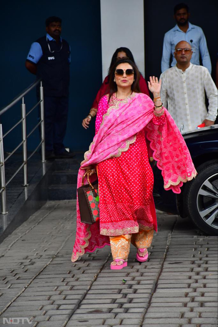 The actress waved at the shutterbugs stationed at the airport. (Image courtesy: Varinder Chawla)