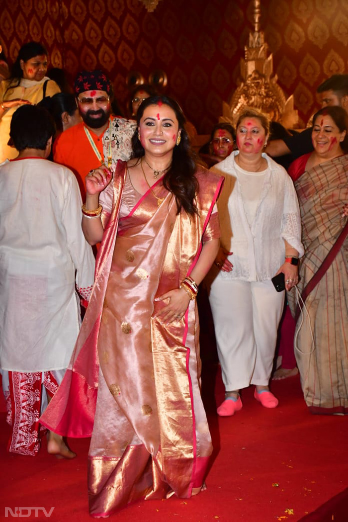 Rani Mukerji celebrated Vijayadashami along with her family and friends at North Bombay Sarbojanin's Durga Puja <i>pandal</i> in Mumbai. (Image courtesy: Varinder Chawla)