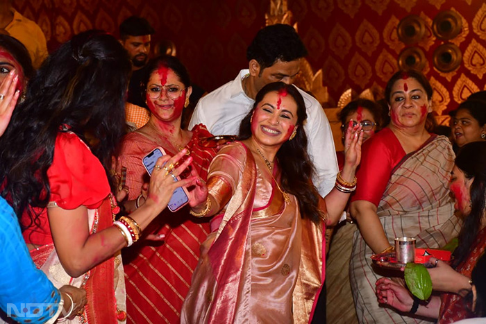 For the Sindoor Khela festivities, Rani wore a golden-pink <i>saree</i>. (Image courtesy: Varinder Chawla)