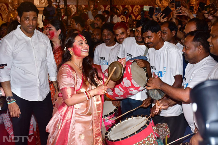 Rani Mukerji was pictured dancing during the <i>Sindoor Khela</i> festivities. (Image courtesy: Varinder Chawla)