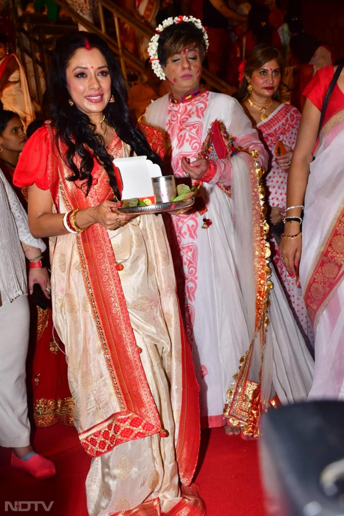 Rupali Ganguly happily posed for the cameras. (Image courtesy: Varinder Chawla)