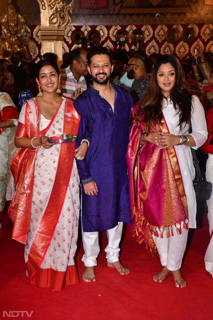 It was fam-jam time for Tanushree Dutta, sister Ishita and brother-in-law Vatsal Sheth. (Image courtesy: Varinder Chawla)