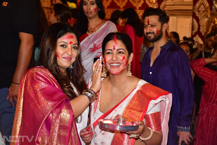 A picture-perfect moment of Tanushree Dutta and Ishita. (Image courtesy: Varinder Chawla)