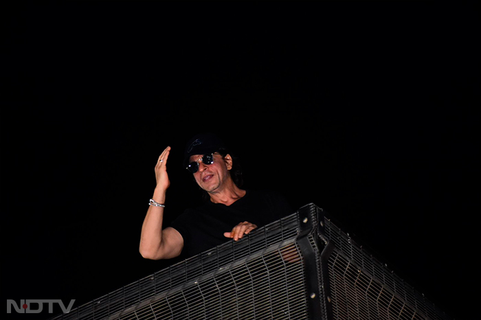 Shah Rukh Khan Birthday: बर्थडे पर शाहरुख ने फैंस को दिया सरप्राइज, मन्नत के बाहर आकर कहा शुक्रिया