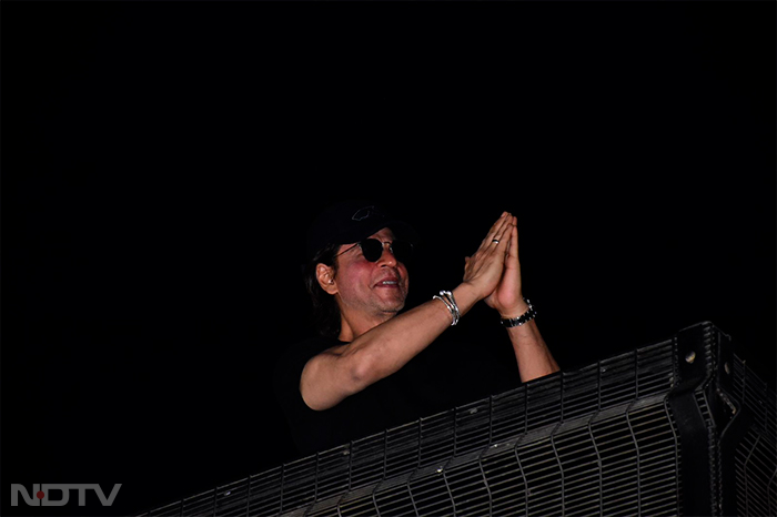Shah Rukh Khan Birthday: बर्थडे पर शाहरुख ने फैंस को दिया सरप्राइज, मन्नत के बाहर आकर कहा शुक्रिया