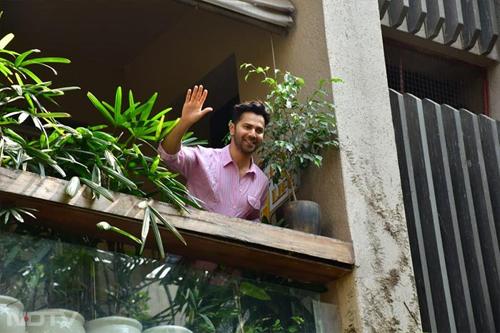 A Round-Up Of Varun Dhawan\'s Birthday Celebration With Fans
